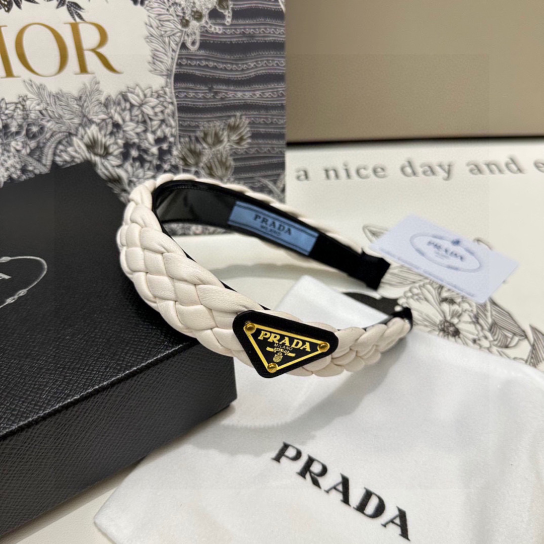  配专柜包装
Prada（普拉达）最新发箍
小仙女快入手
特殊材质 不嘞头
可盐可甜～