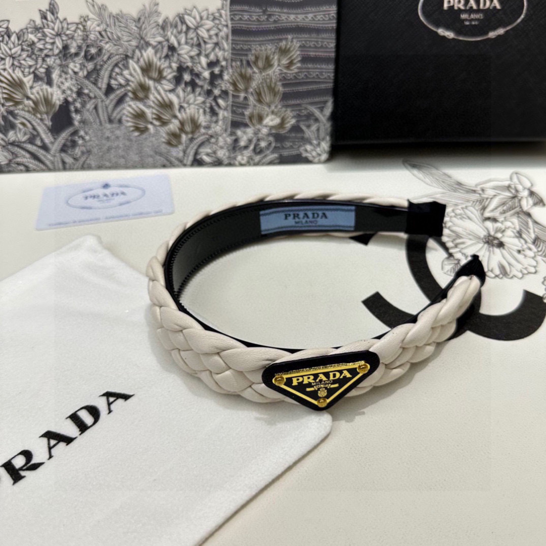  配专柜包装
Prada（普拉达）最新发箍
小仙女快入手
特殊材质 不嘞头
可盐可甜～