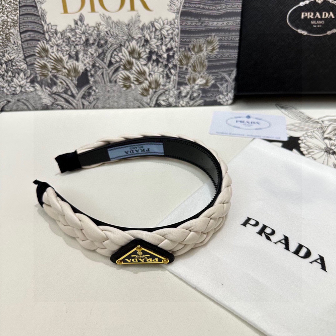  配专柜包装
Prada（普拉达）最新发箍
小仙女快入手
特殊材质 不嘞头
可盐可甜～