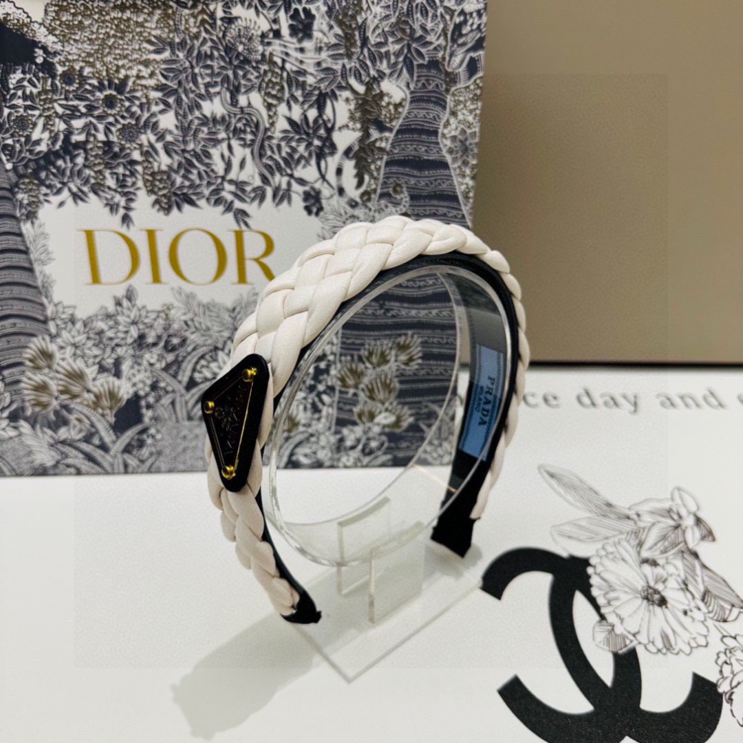  配专柜包装
Prada（普拉达）最新发箍
小仙女快入手
特殊材质 不嘞头
可盐可甜～