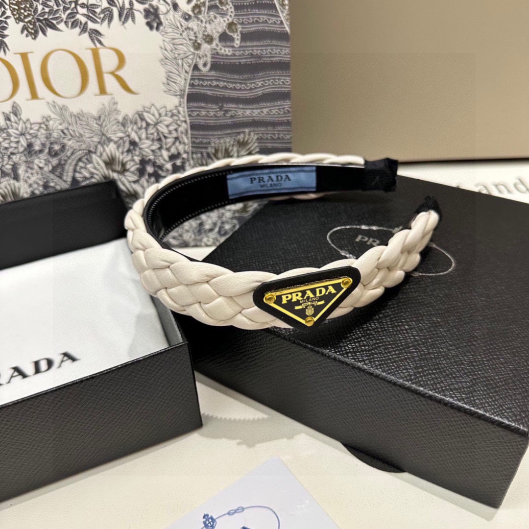  配专柜包装
Prada（普拉达）最新发箍
小仙女快入手
特殊材质 不嘞头
可盐可甜～