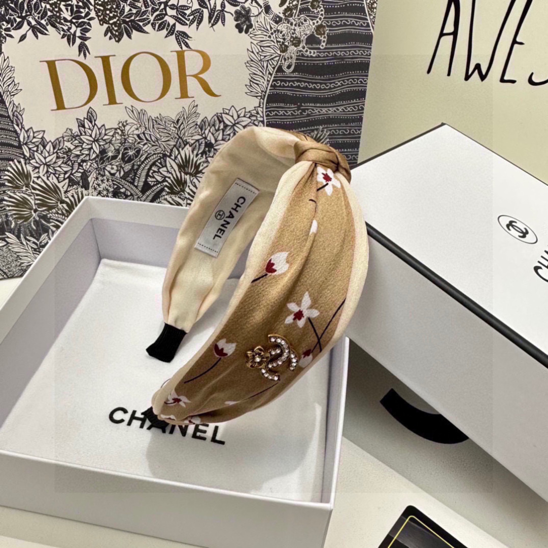  配专柜包装
Chanel（香奈儿）最新发箍
小仙女快入手
特殊材质 不嘞头
可盐可甜～