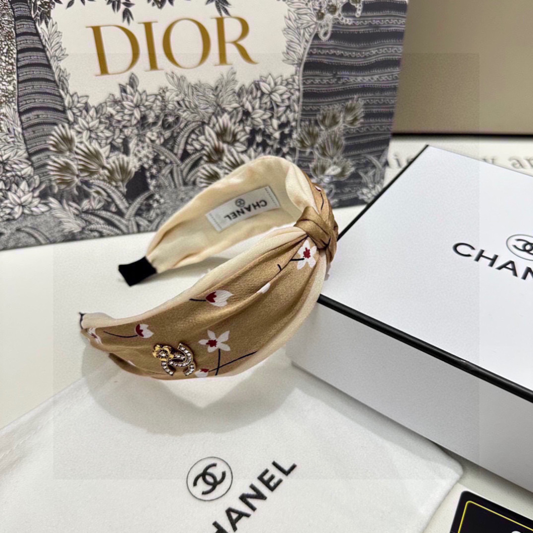 配专柜包装
Chanel（香奈儿）最新发箍
小仙女快入手
特殊材质 不嘞头
可盐可甜～