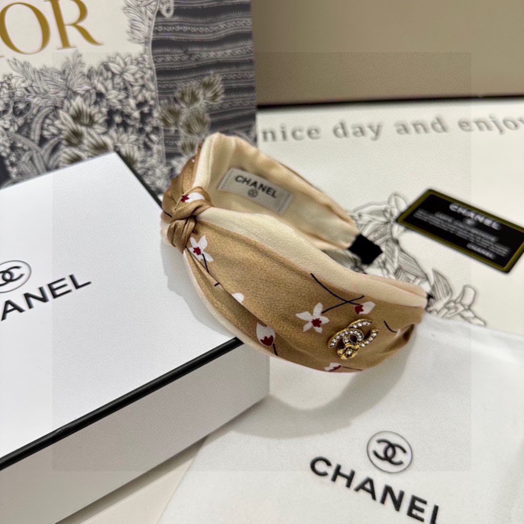  配专柜包装
Chanel（香奈儿）最新发箍
小仙女快入手
特殊材质 不嘞头
可盐可甜～