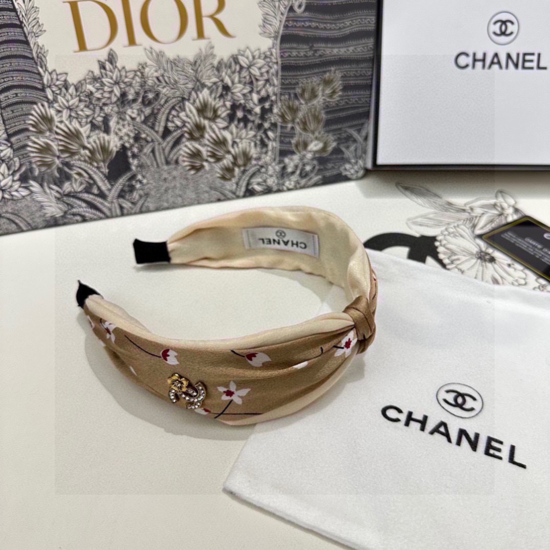  配专柜包装
Chanel（香奈儿）最新发箍
小仙女快入手
特殊材质 不嘞头
可盐可甜～