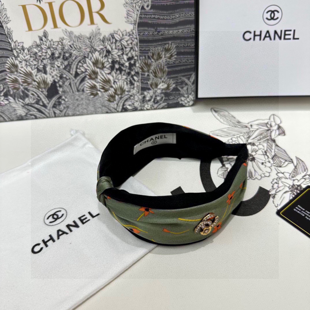  配专柜包装
Chanel（香奈儿）最新发箍
小仙女快入手
特殊材质 不嘞头
可盐可甜～