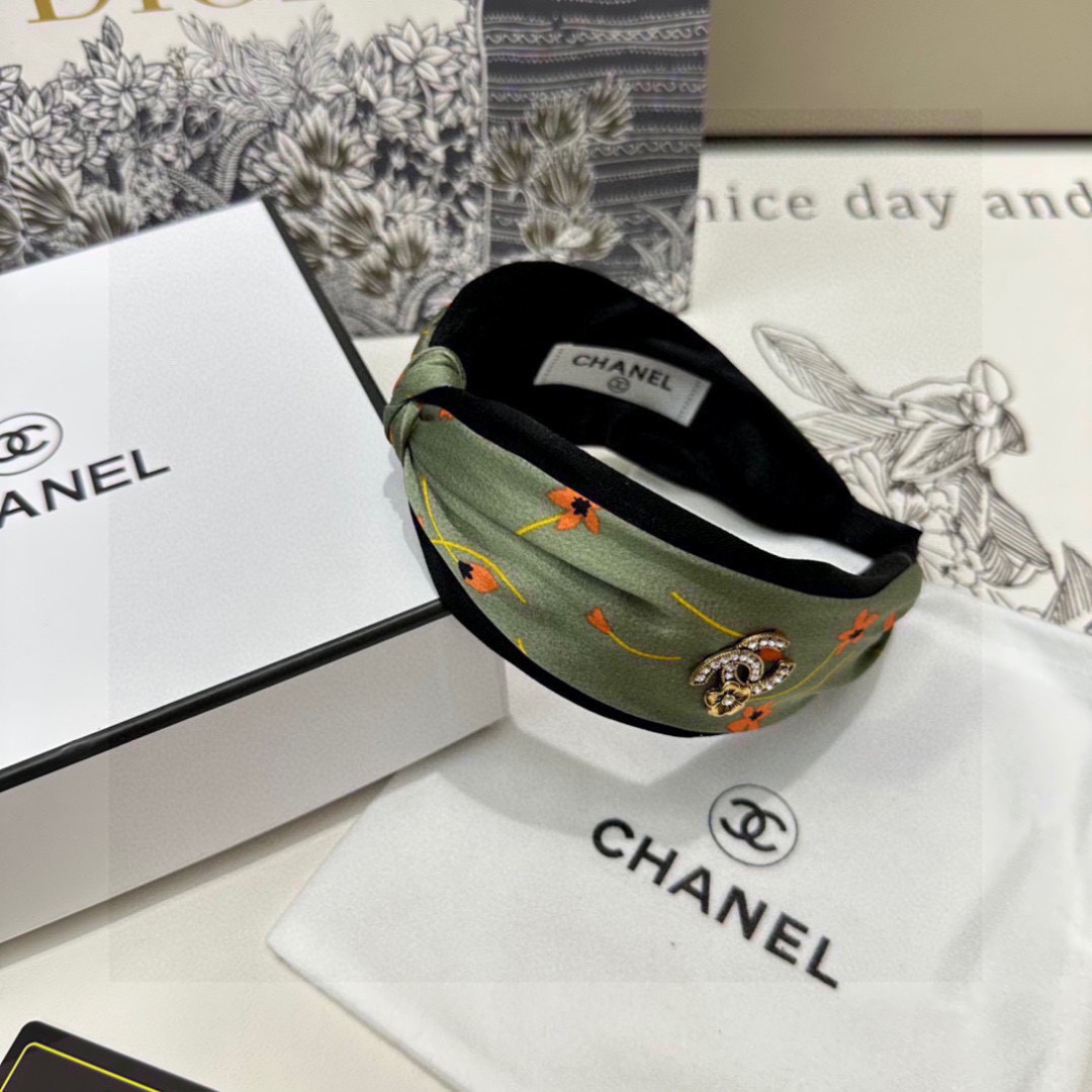  配专柜包装
Chanel（香奈儿）最新发箍
小仙女快入手
特殊材质 不嘞头
可盐可甜～