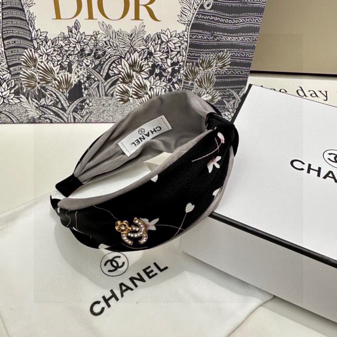  配专柜包装
Chanel（香奈儿）最新发箍
小仙女快入手
特殊材质 不嘞头
可盐可甜～