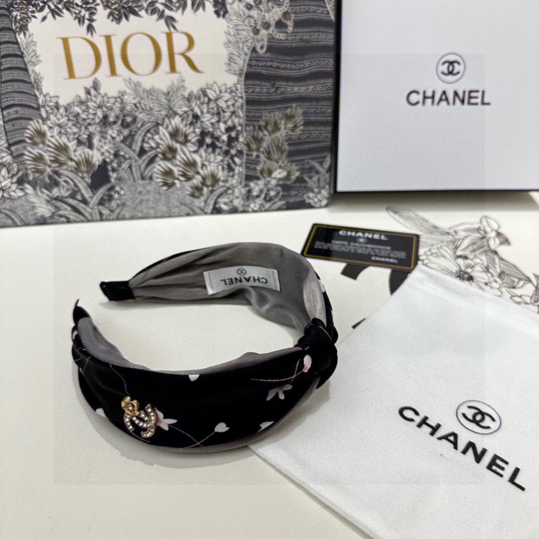  配专柜包装
Chanel（香奈儿）最新发箍
小仙女快入手
特殊材质 不嘞头
可盐可甜～