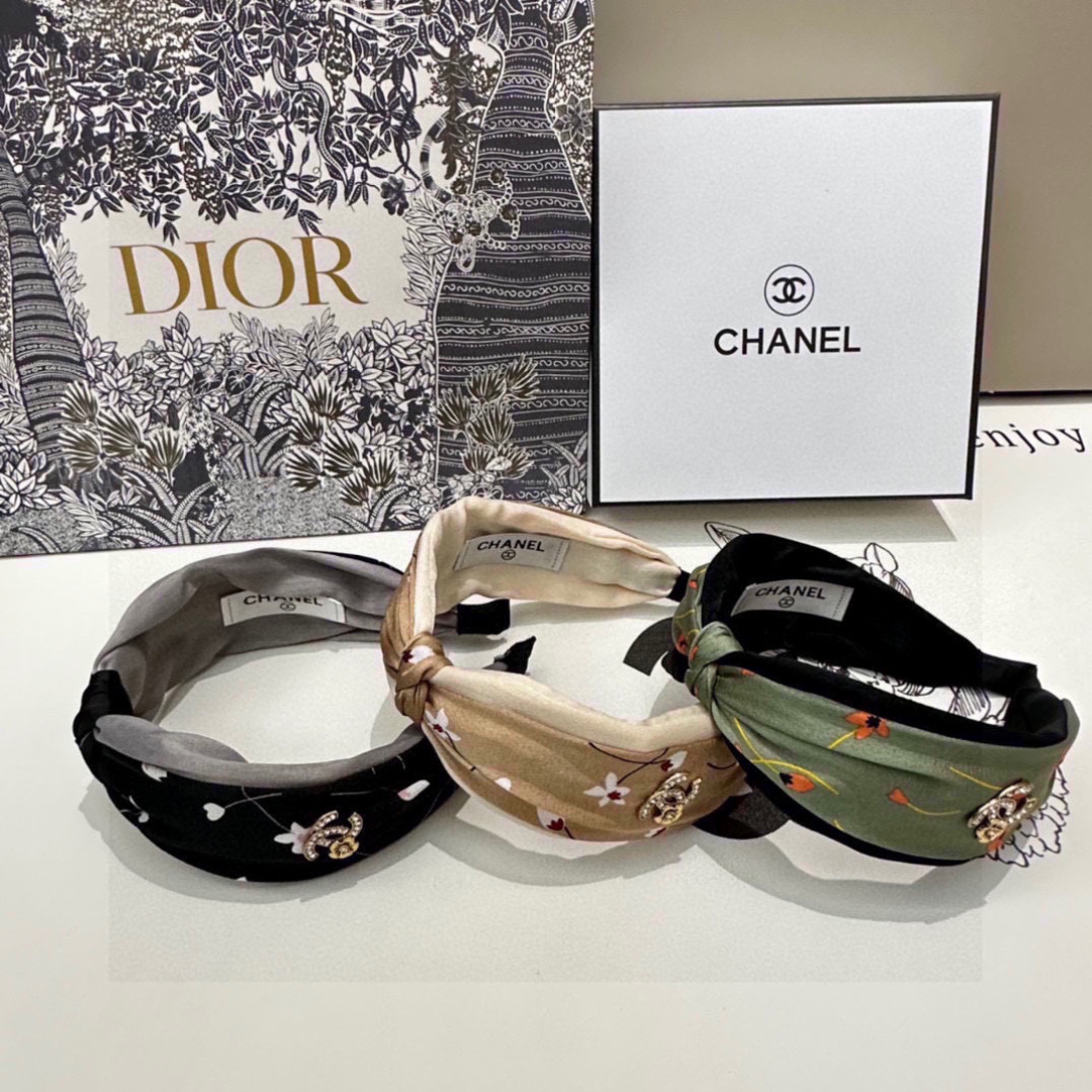  配专柜包装
Chanel（香奈儿）最新发箍
小仙女快入手
特殊材质 不嘞头
可盐可甜～