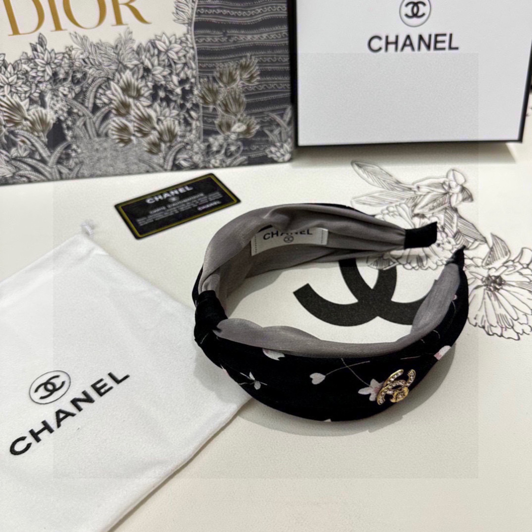 配专柜包装
Chanel（香奈儿）最新发箍
小仙女快入手
特殊材质 不嘞头
可盐可甜～