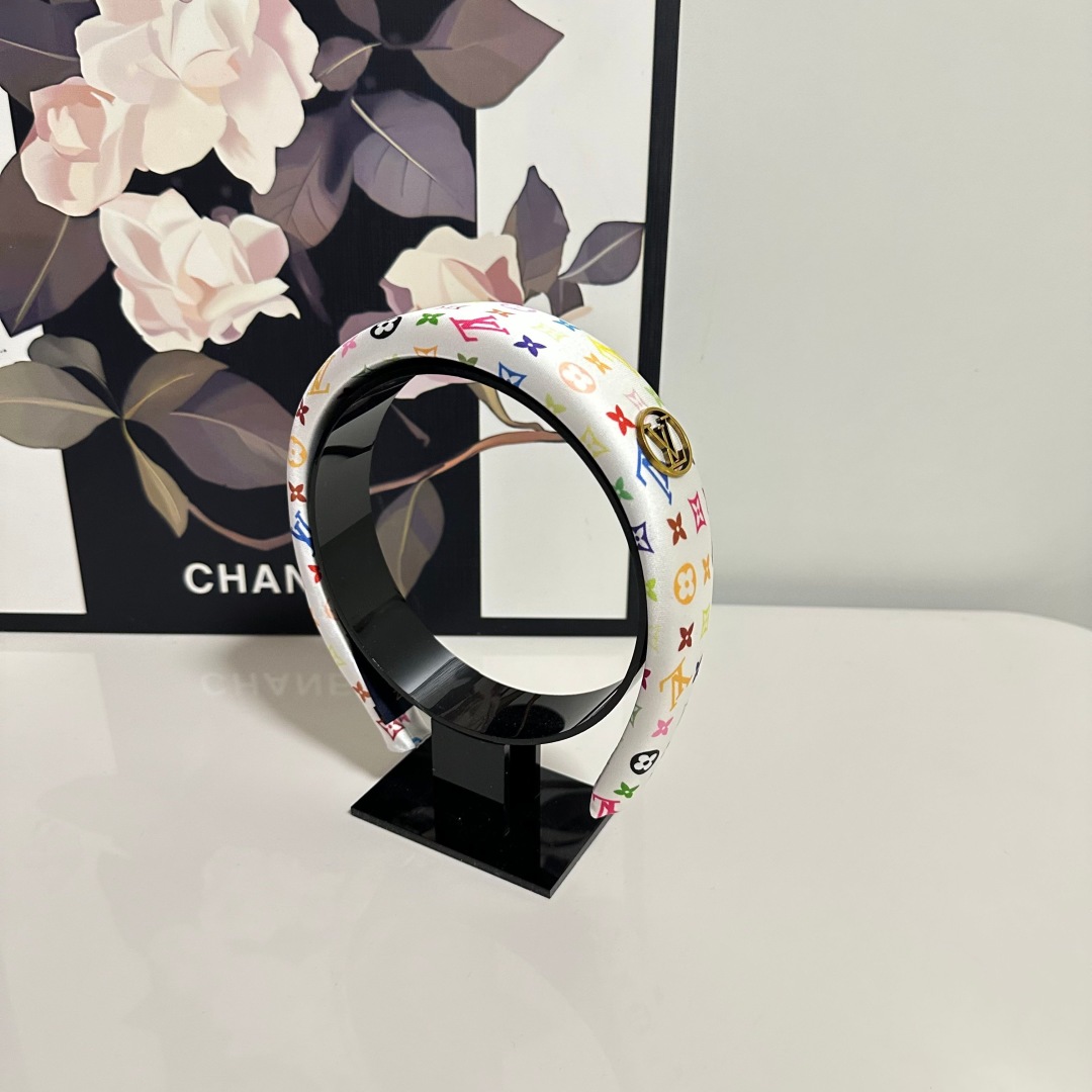  配专柜包装
LV（路易威登）最新发箍
小仙女快入手
特殊材质 不嘞头
可盐可甜～