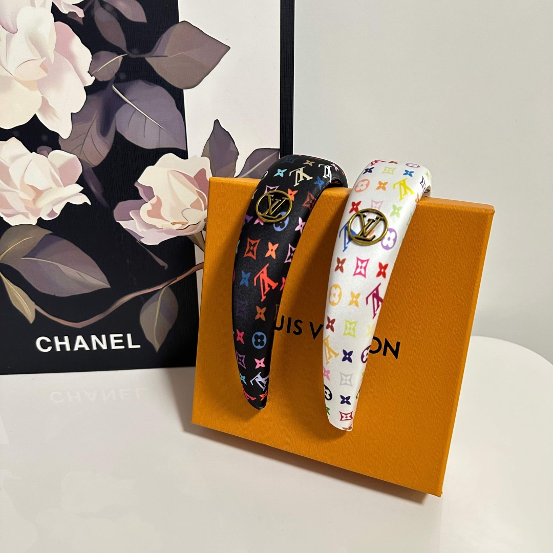  配专柜包装
LV（路易威登）最新发箍
小仙女快入手
特殊材质 不嘞头
可盐可甜～