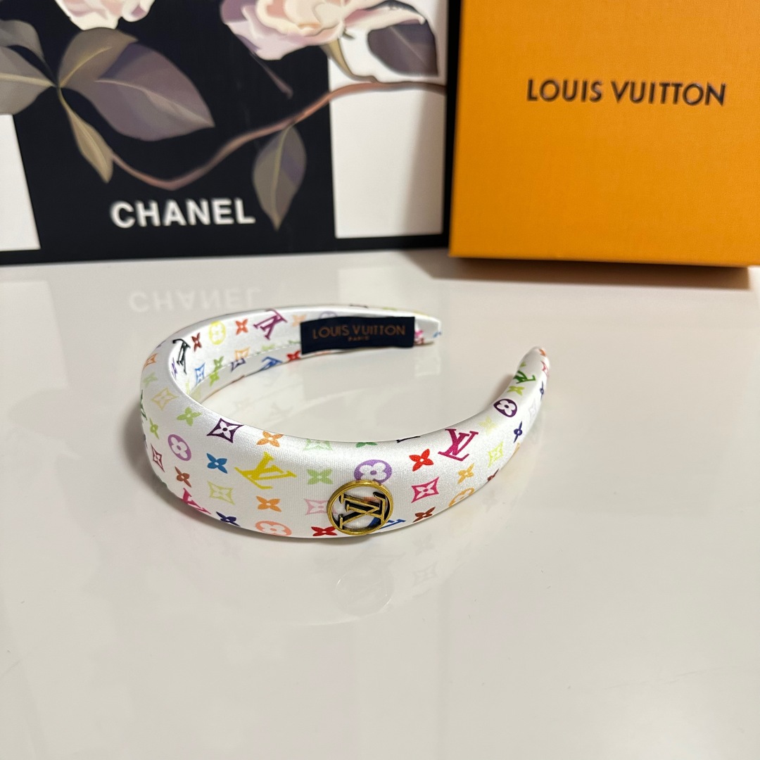  配专柜包装
LV（路易威登）最新发箍
小仙女快入手
特殊材质 不嘞头
可盐可甜～