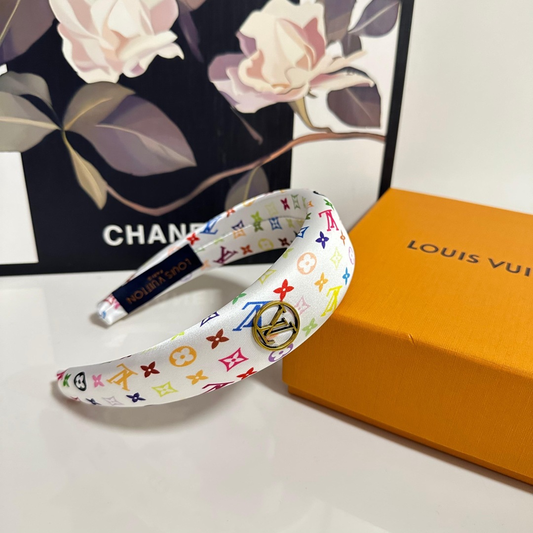  配专柜包装
LV（路易威登）最新发箍
小仙女快入手
特殊材质 不嘞头
可盐可甜～