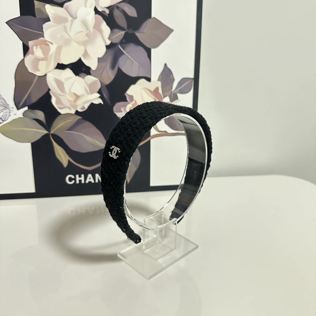  配专柜包装
Chanel（香奈儿）最新发箍
小仙女快入手
特殊材质 不嘞头
可盐可甜～