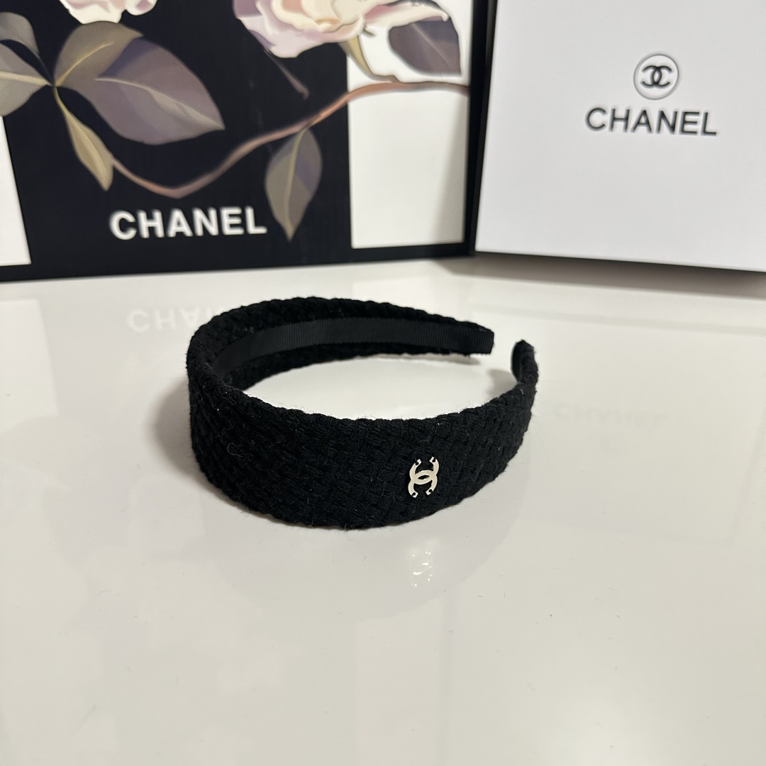  配专柜包装
Chanel（香奈儿）最新发箍
小仙女快入手
特殊材质 不嘞头
可盐可甜～