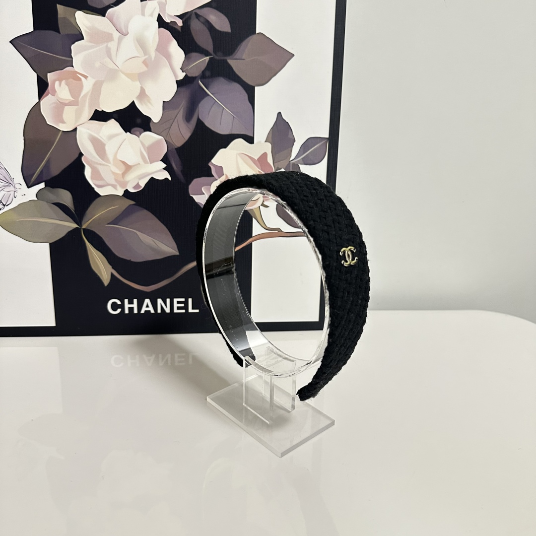  配专柜包装
Chanel（香奈儿）最新发箍
小仙女快入手
特殊材质 不嘞头
可盐可甜～