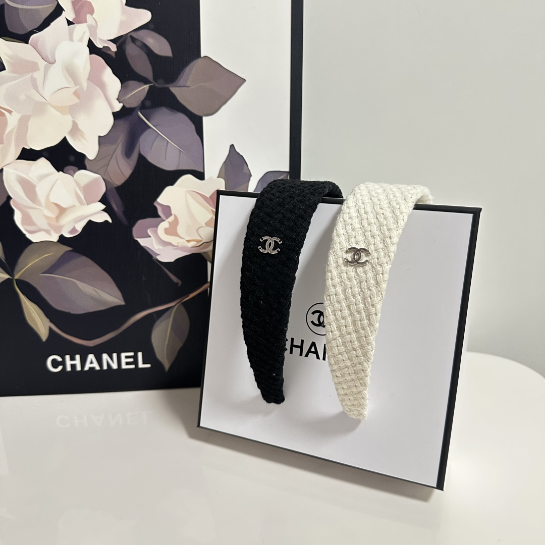  配专柜包装
Chanel（香奈儿）最新发箍
小仙女快入手
特殊材质 不嘞头
可盐可甜～