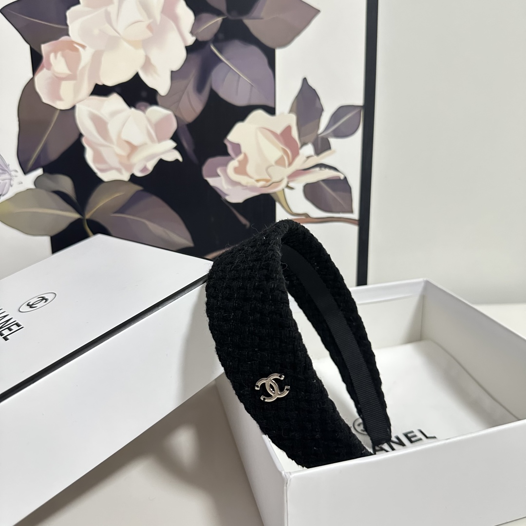  配专柜包装
Chanel（香奈儿）最新发箍
小仙女快入手
特殊材质 不嘞头
可盐可甜～