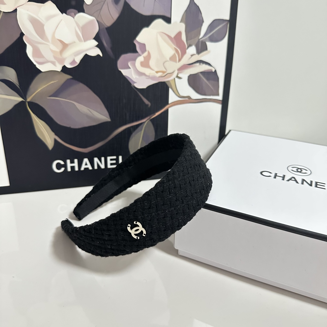  配专柜包装
Chanel（香奈儿）最新发箍
小仙女快入手
特殊材质 不嘞头
可盐可甜～