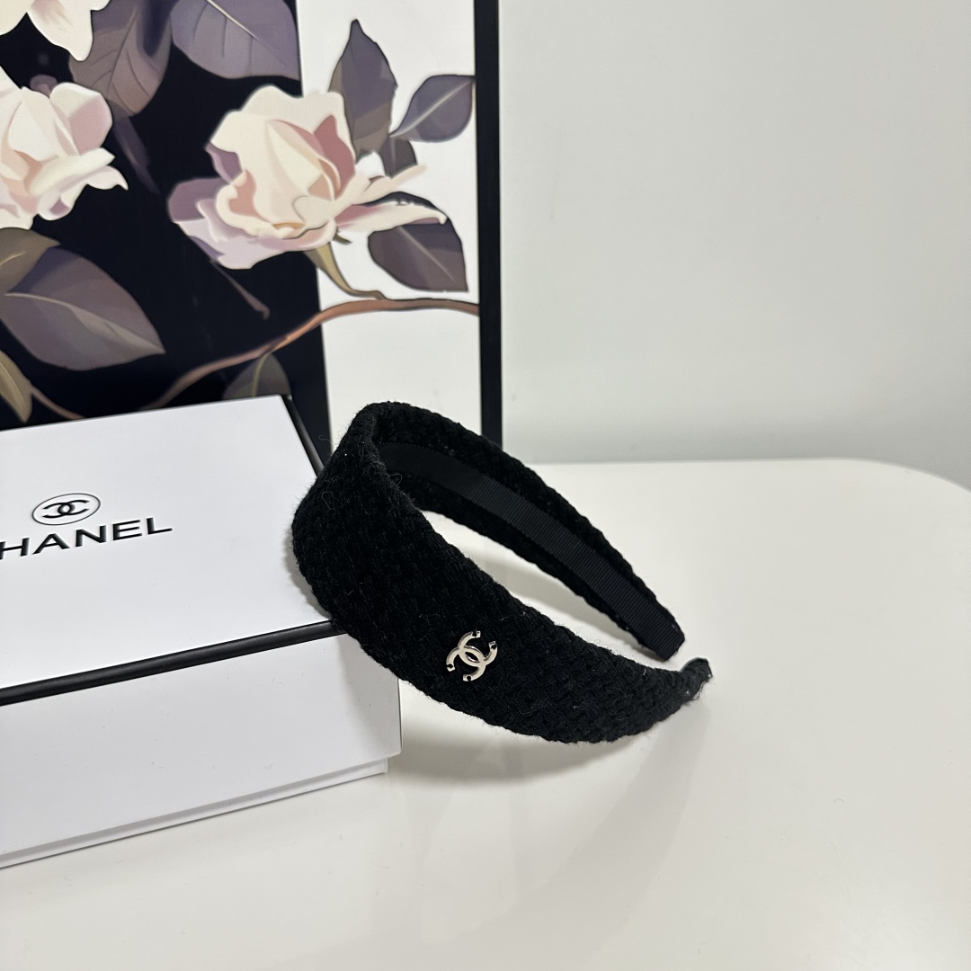  配专柜包装
Chanel（香奈儿）最新发箍
小仙女快入手
特殊材质 不嘞头
可盐可甜～
