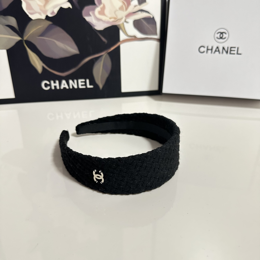  配专柜包装
Chanel（香奈儿）最新发箍
小仙女快入手
特殊材质 不嘞头
可盐可甜～