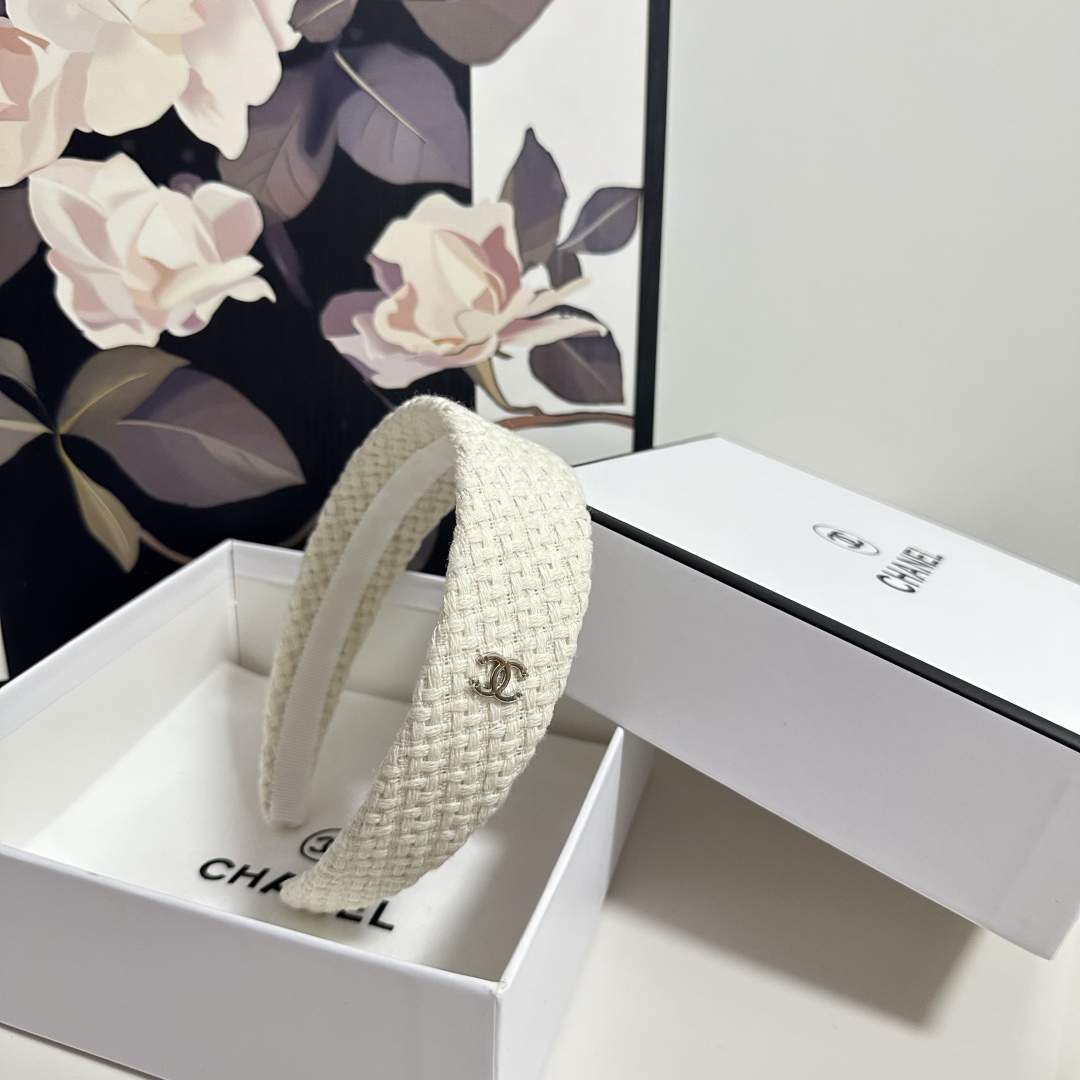  配专柜包装
Chanel（香奈儿）最新发箍
小仙女快入手
特殊材质 不嘞头
可盐可甜～