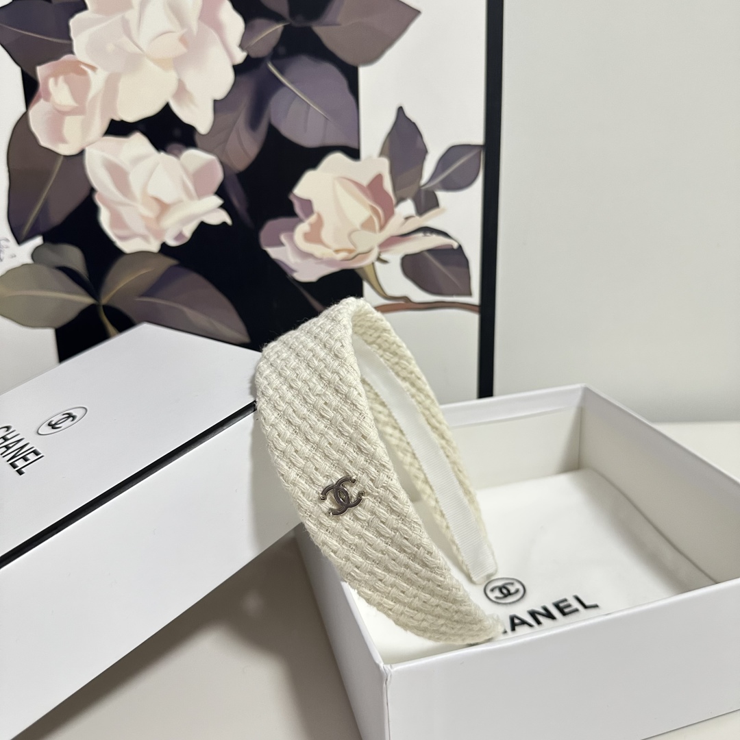  配专柜包装
Chanel（香奈儿）最新发箍
小仙女快入手
特殊材质 不嘞头
可盐可甜～