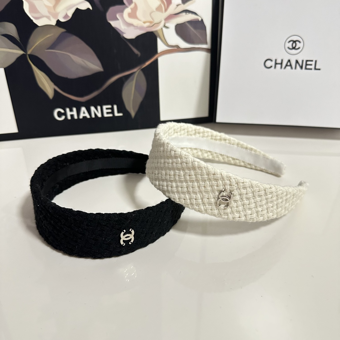  配专柜包装
Chanel（香奈儿）最新发箍
小仙女快入手
特殊材质 不嘞头
可盐可甜～