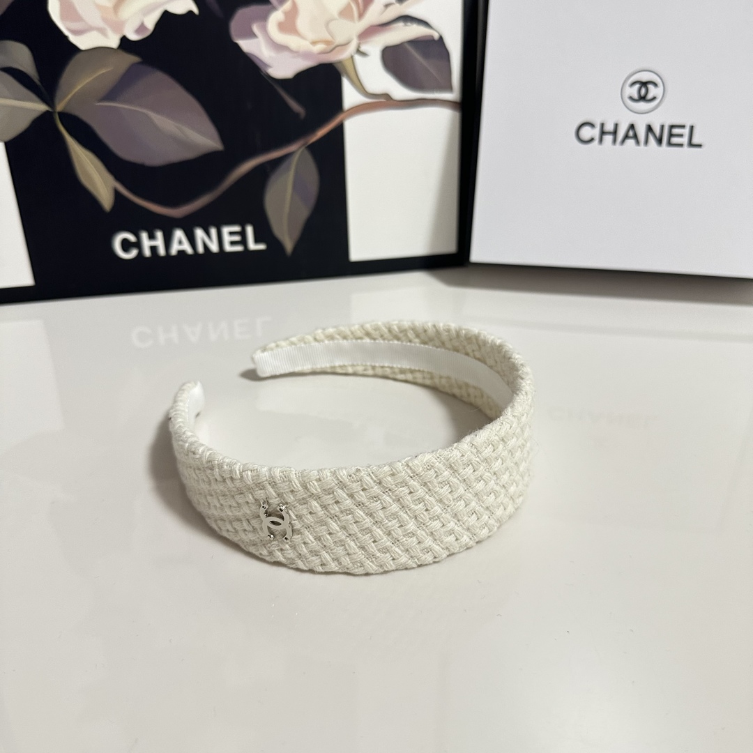  配专柜包装
Chanel（香奈儿）最新发箍
小仙女快入手
特殊材质 不嘞头
可盐可甜～