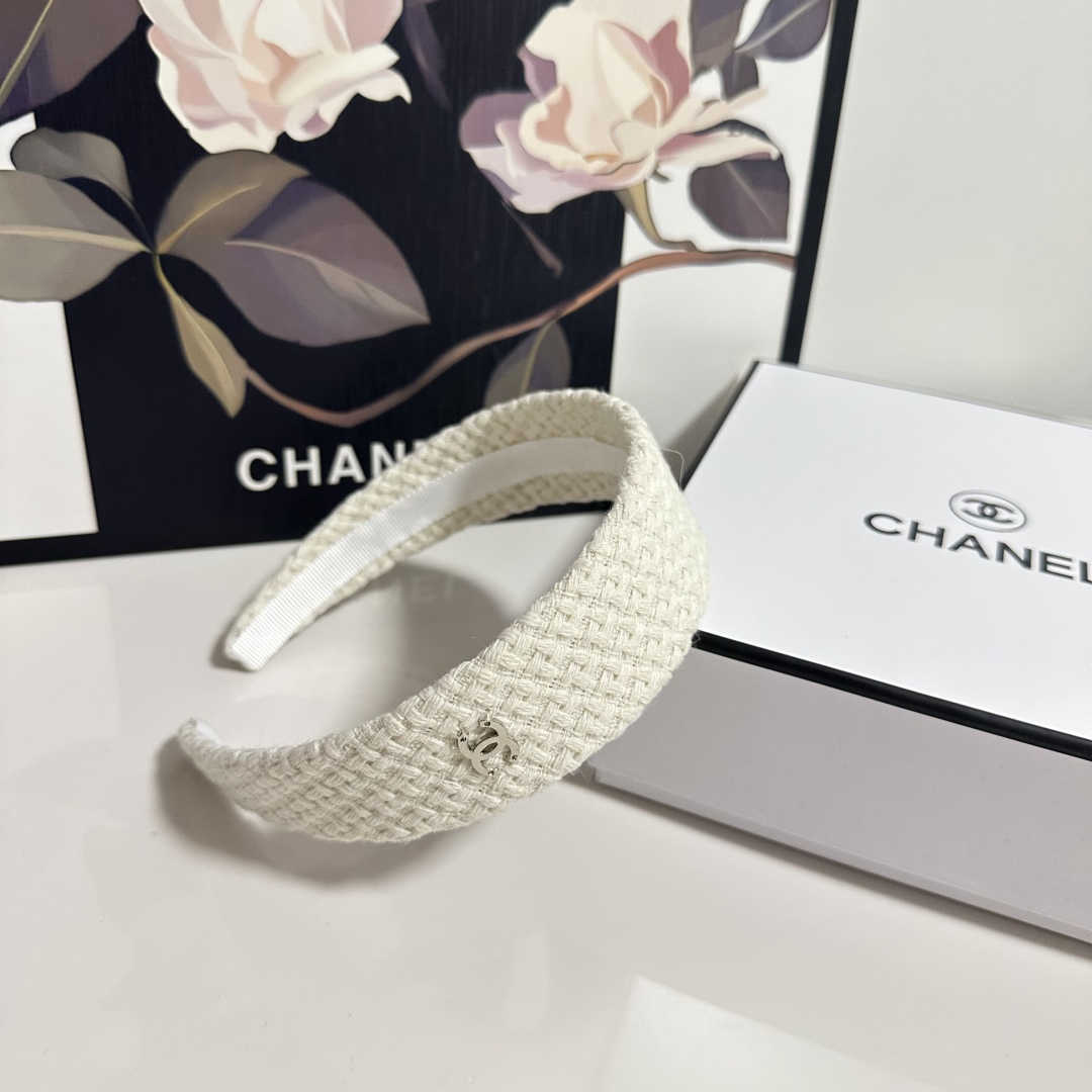  配专柜包装
Chanel（香奈儿）最新发箍
小仙女快入手
特殊材质 不嘞头
可盐可甜～