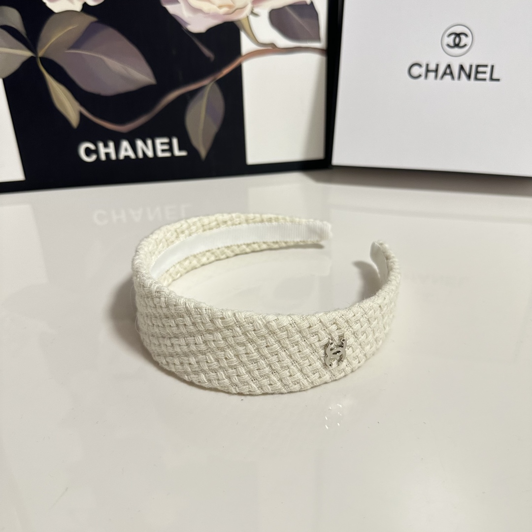  配专柜包装
Chanel（香奈儿）最新发箍
小仙女快入手
特殊材质 不嘞头
可盐可甜～