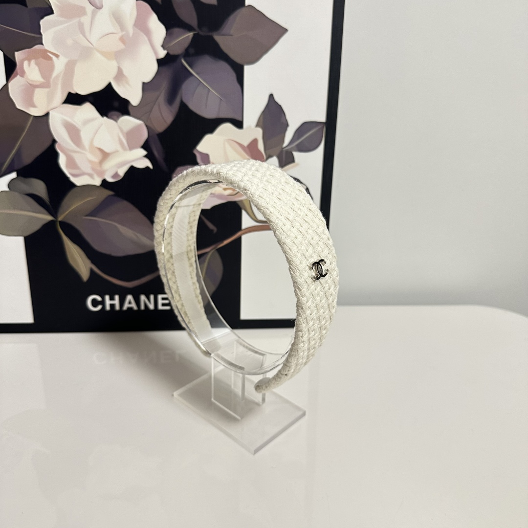  配专柜包装
Chanel（香奈儿）最新发箍
小仙女快入手
特殊材质 不嘞头
可盐可甜～