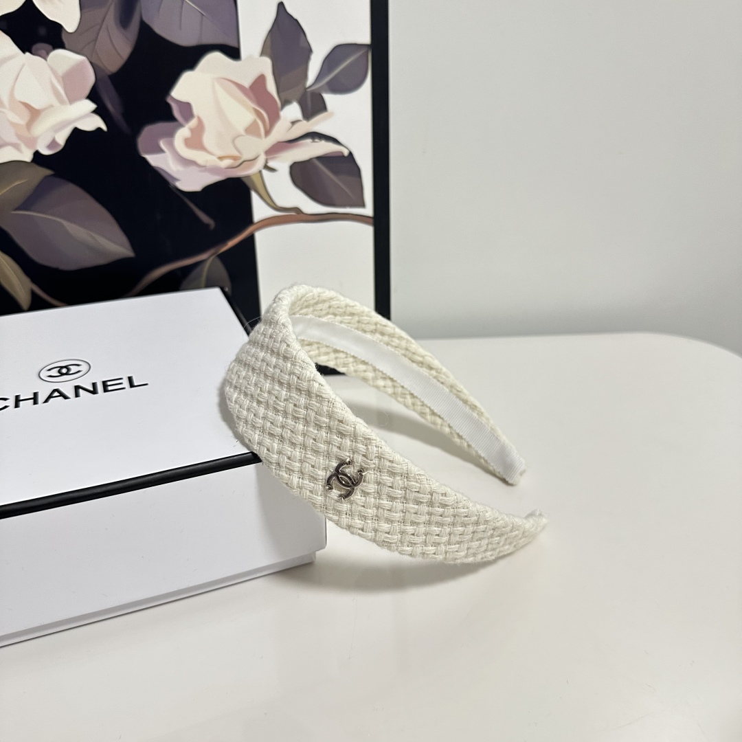  配专柜包装
Chanel（香奈儿）最新发箍
小仙女快入手
特殊材质 不嘞头
可盐可甜～
