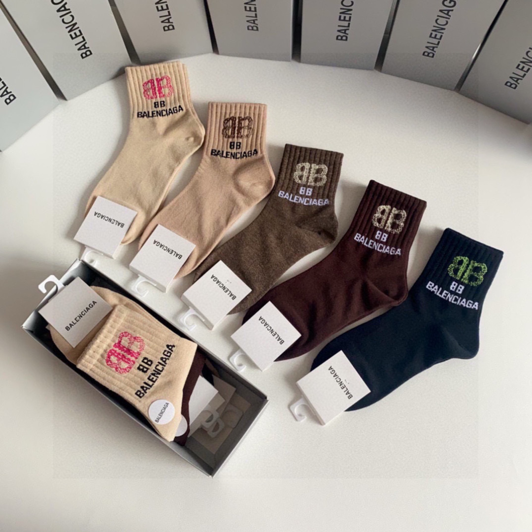 💛配包装
Balenciaga（巴黎世家）新款经典中长款堆堆袜袜子！一盒五双， 专柜同步筒款袜子，💛大