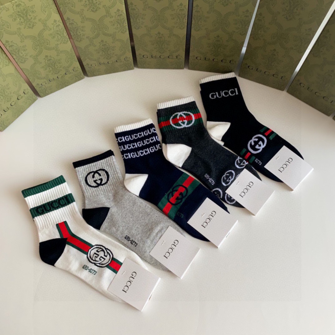  💛配专柜包装
Gucci（古驰）新款中长款堆堆袜袜子！一盒五双，专柜同步筒袜袜子，💛大牌出街，潮人必备