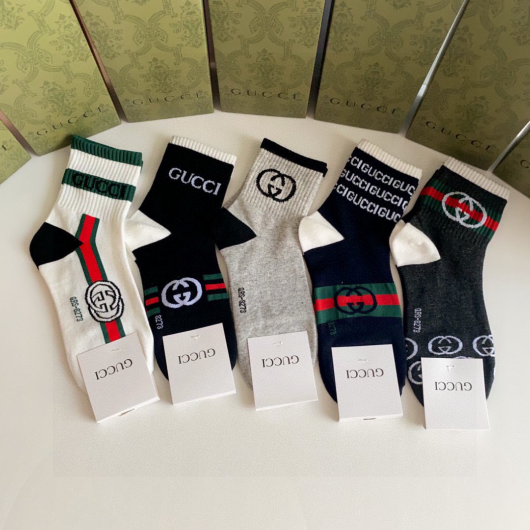  💛配专柜包装
Gucci（古驰）新款中长款堆堆袜袜子！一盒五双，专柜同步筒袜袜子，💛大牌出街，潮人必备