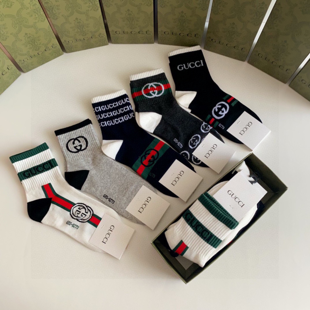  💛配专柜包装
Gucci（古驰）新款中长款堆堆袜袜子！一盒五双，专柜同步筒袜袜子，💛大牌出街，潮人必备