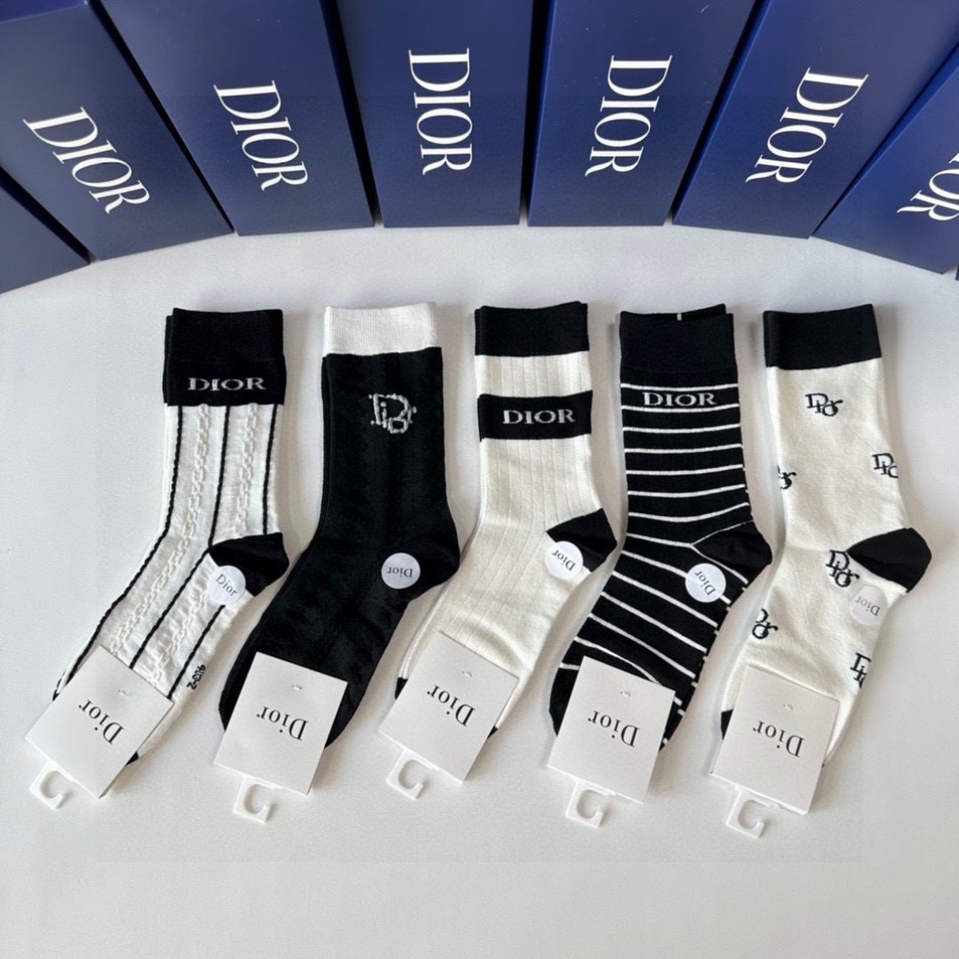 NO:358251,Specially equipped with counter packaging DIOR new mid-long tube stack socks and socks!  One box of five pairs, counter synchronous socks, big brands on the street, trendy people must have super easy to match socks, stockings, socks, dior, dior, socks19860909特 配专柜包装 DIOR（迪奥）新款中长筒堆堆袜袜子！一盒五双,专柜同步筒袜袜子,大牌出街,潮人必备超好搭袜子,丝袜,袜子,dior,dior,socks,accessory