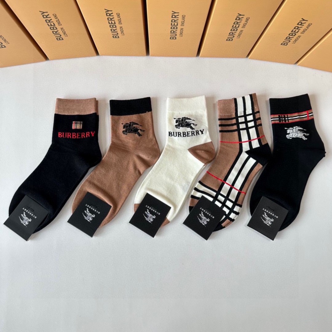  💛配专柜包装
Burberry （巴宝莉）新款中长款堆堆袜袜子！一盒五双，专柜同步筒袜袜子，💛大牌出街