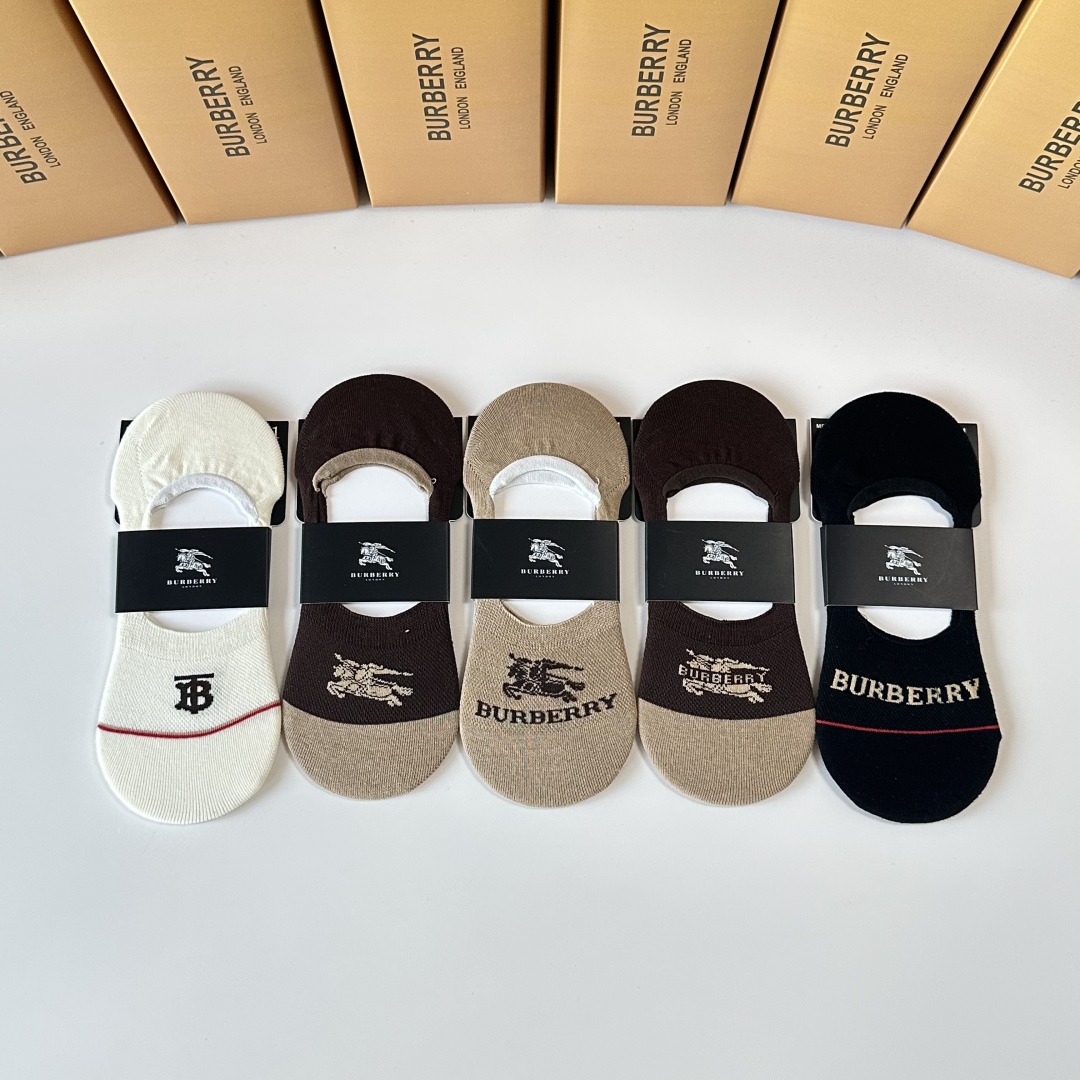 💛配专柜包装
Burberry （巴宝莉）新款船袜堆堆袜袜子！一盒五双，专柜同步筒袜袜子，💛大牌出街，潮