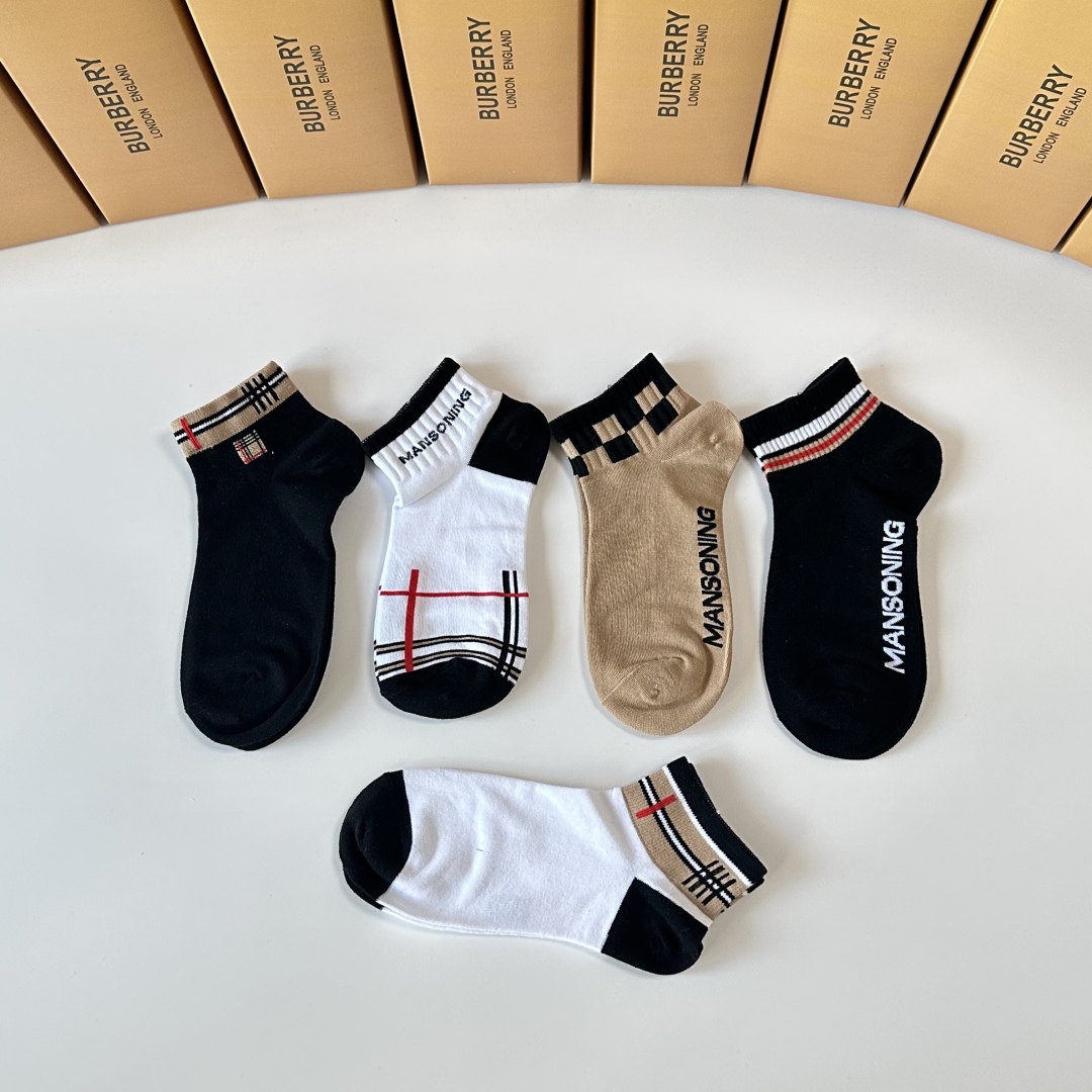 💛配专柜包装
Burberry （巴宝莉）新款中短款堆堆袜袜子！一盒五双，专柜同步筒袜袜子，💛大牌出街，