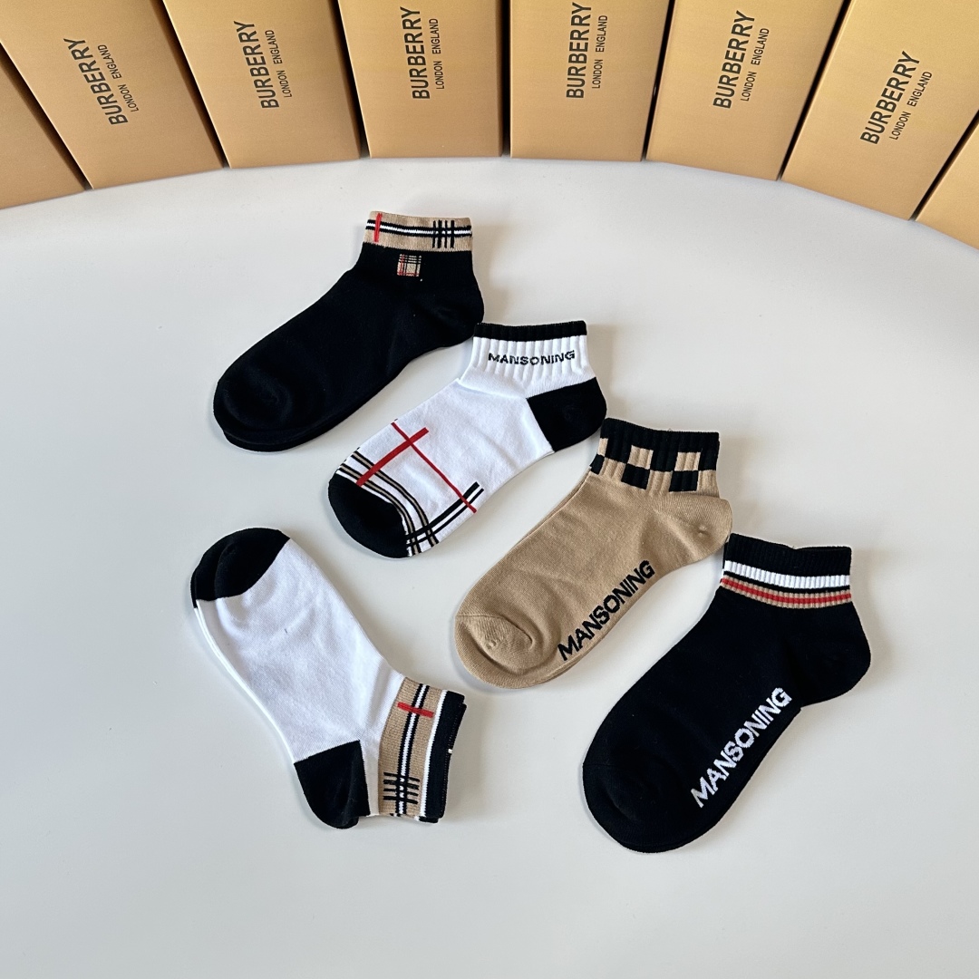 💛配专柜包装
Burberry （巴宝莉）新款中短款堆堆袜袜子！一盒五双，专柜同步筒袜袜子，💛大牌出街，
