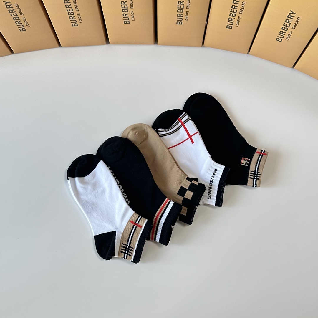 💛配专柜包装
Burberry （巴宝莉）新款中短款堆堆袜袜子！一盒五双，专柜同步筒袜袜子，💛大牌出街，