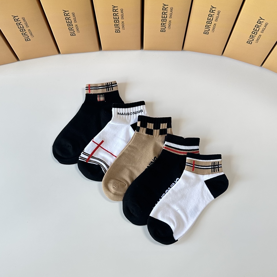 💛配专柜包装
Burberry （巴宝莉）新款中短款堆堆袜袜子！一盒五双，专柜同步筒袜袜子，💛大牌出街，