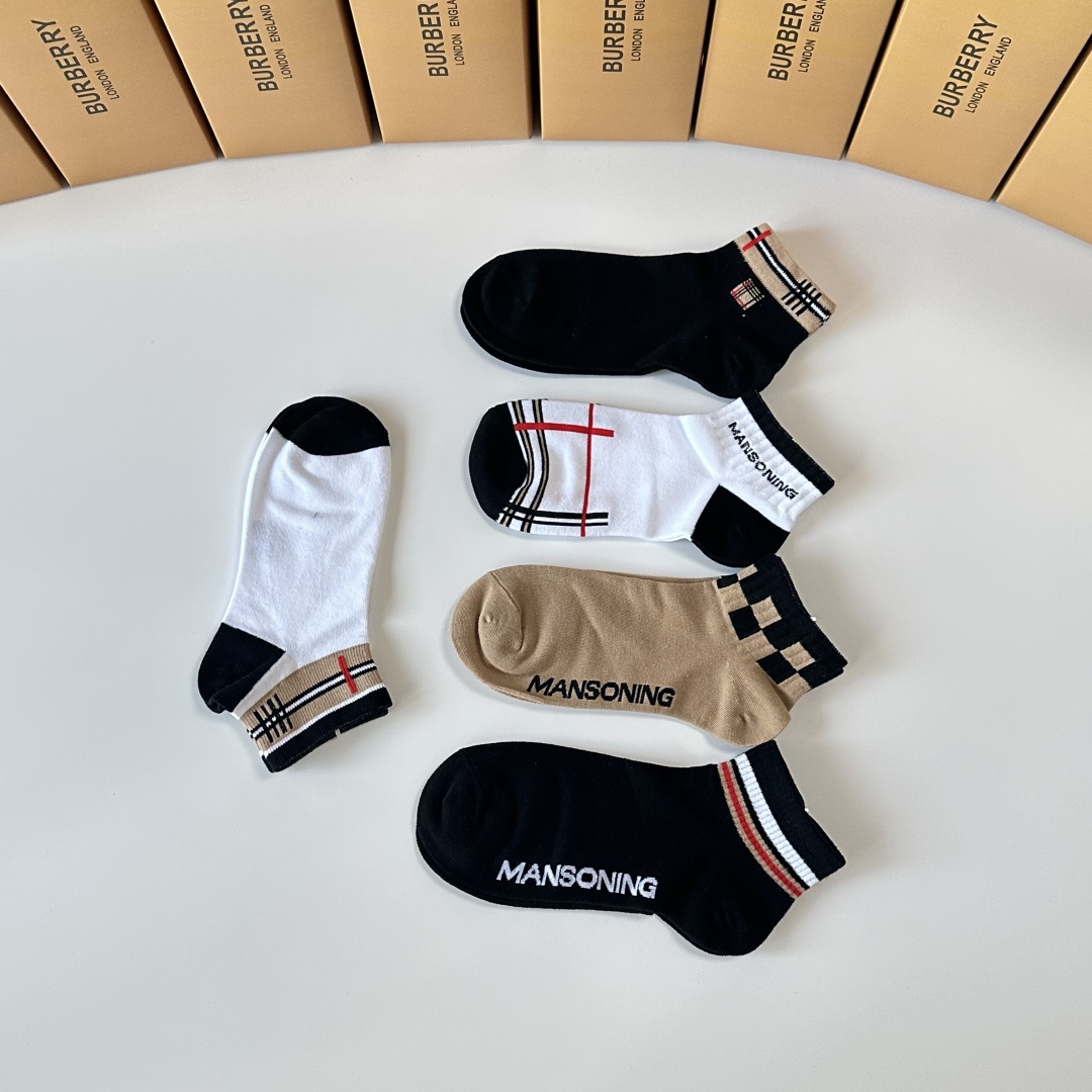 💛配专柜包装
Burberry （巴宝莉）新款中短款堆堆袜袜子！一盒五双，专柜同步筒袜袜子，💛大牌出街，