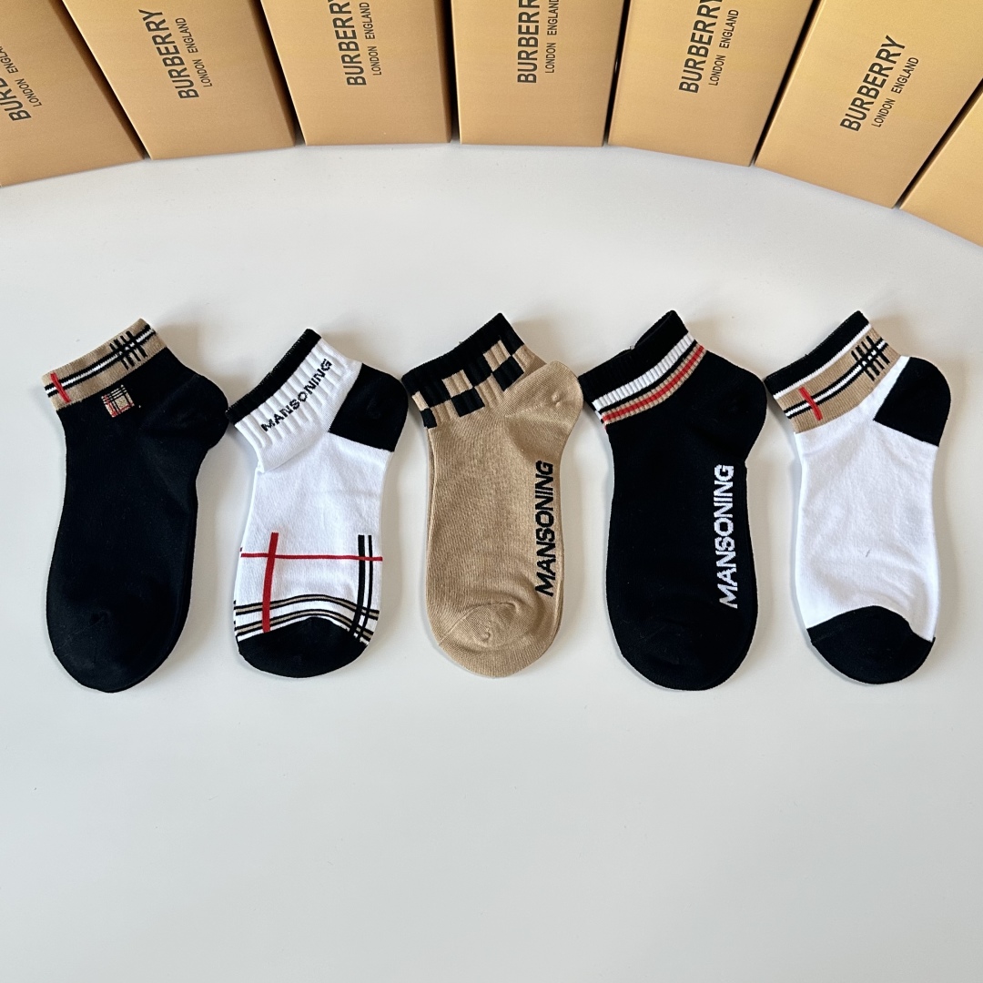 💛配专柜包装
Burberry （巴宝莉）新款中短款堆堆袜袜子！一盒五双，专柜同步筒袜袜子，💛大牌出街，