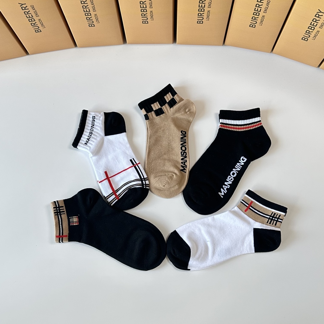 💛配专柜包装
Burberry （巴宝莉）新款中短款堆堆袜袜子！一盒五双，专柜同步筒袜袜子，💛大牌出街，