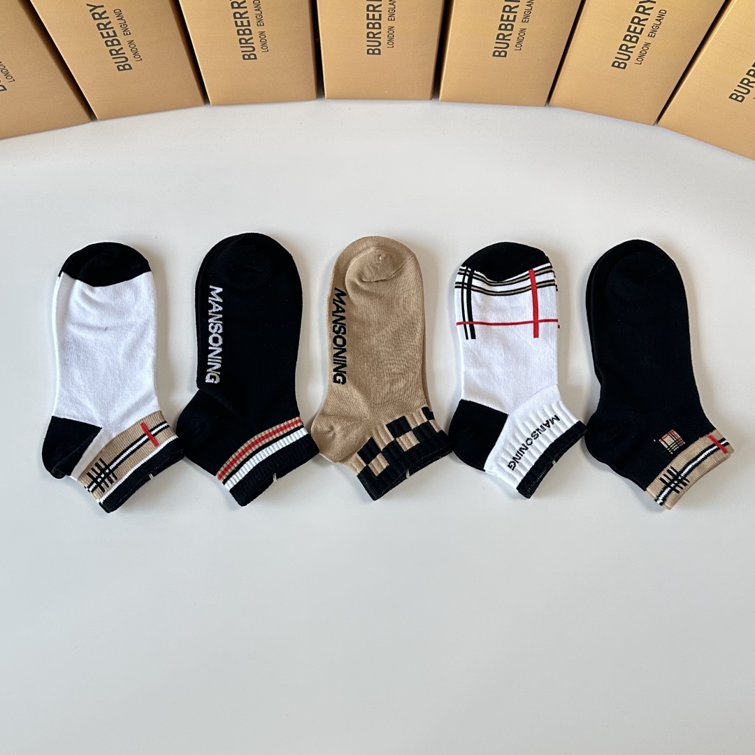 💛配专柜包装
Burberry （巴宝莉）新款中短款堆堆袜袜子！一盒五双，专柜同步筒袜袜子，💛大牌出街，